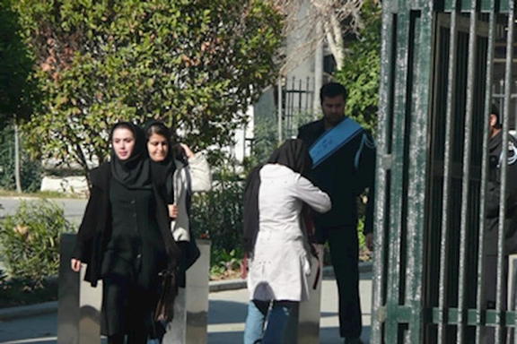فشار دانشگاه تهران به دانشجویان برای پوشیدن مقنعه به جای روسری