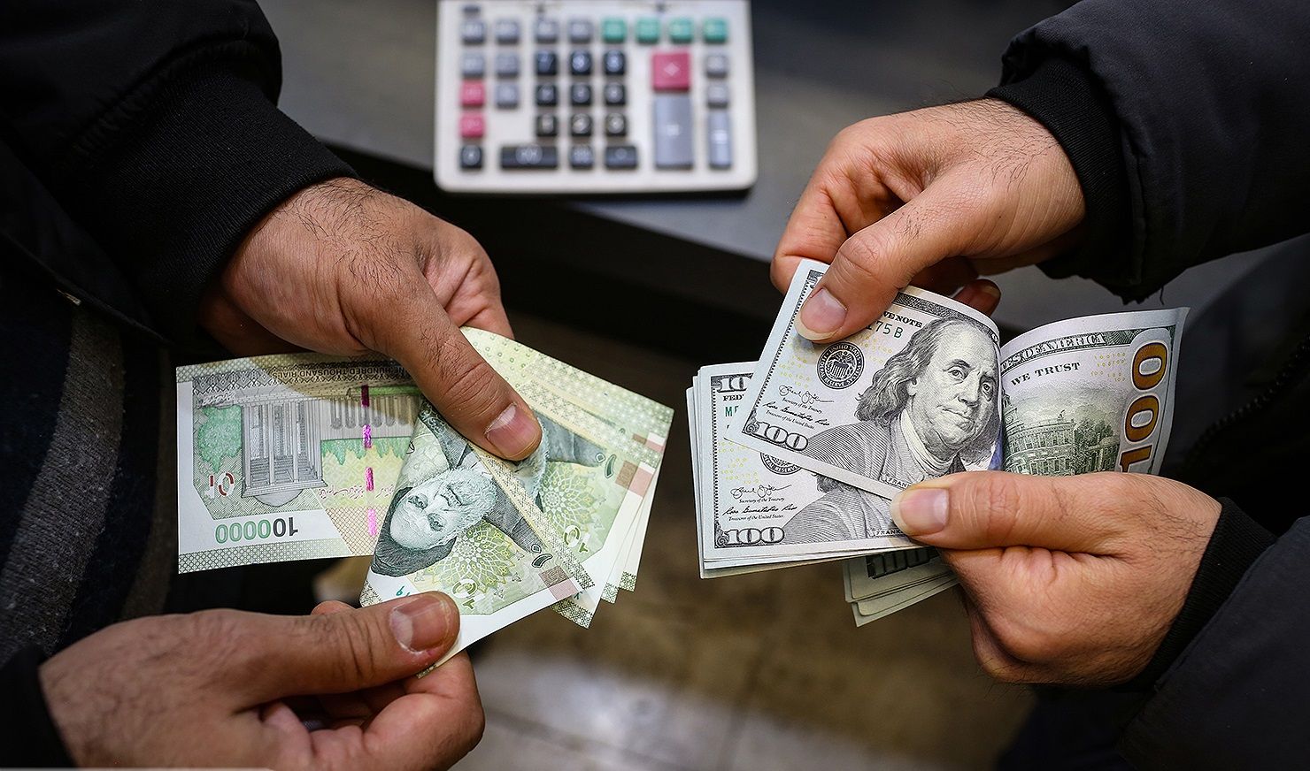 لماذا يستمر ارتفاع سعر العملات الصعبة في إيران؟