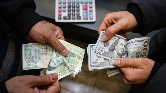 لماذا يستمر ارتفاع سعر العملات الصعبة في إيران؟