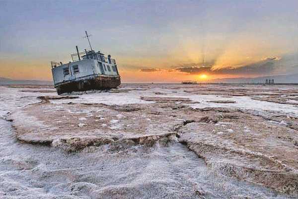 ایران در محاصره فجایع زیست‌محیطی؛ تبدیل دریاچه ارومیه به باتلاق در شهریور و مرگ گاوخونی