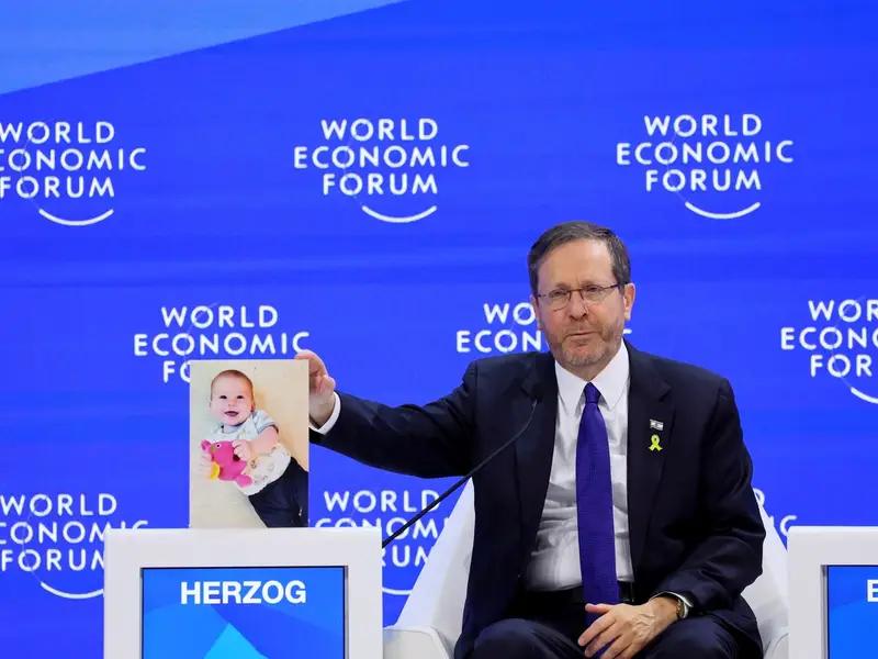 الرئيس الإسرائيلي في دافوس يدعو إلى "تشكيل تحالف قوي للغاية" لمواجهة إيران