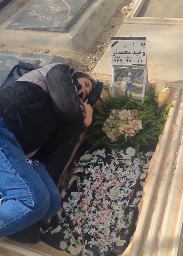 An image of Vahid Mohammadlou's wife at his grave