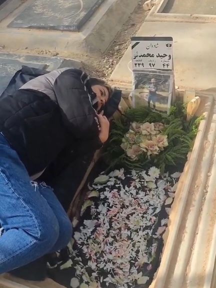 تصویری از همسر وحید محمدلو بر سر مزار او