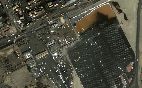 محوطه شماره ۳: قسمت اداری بندر رجایی، آثار خرابی در پارکینگ و سقف ساختمانهای اداری مشهود است