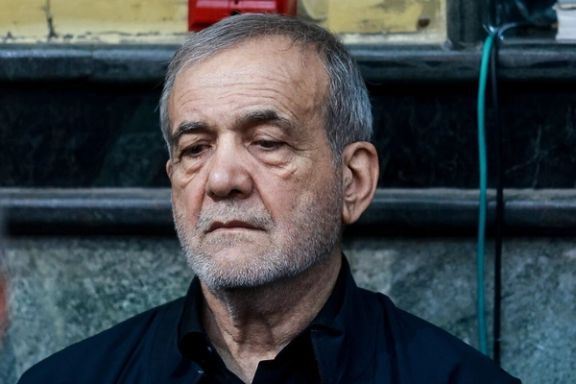 فروش بنزین آلوده به آب به رییس دولت در جمهوری اسلامی؛ پزشکیان با تاکسی راهی تبریز شد