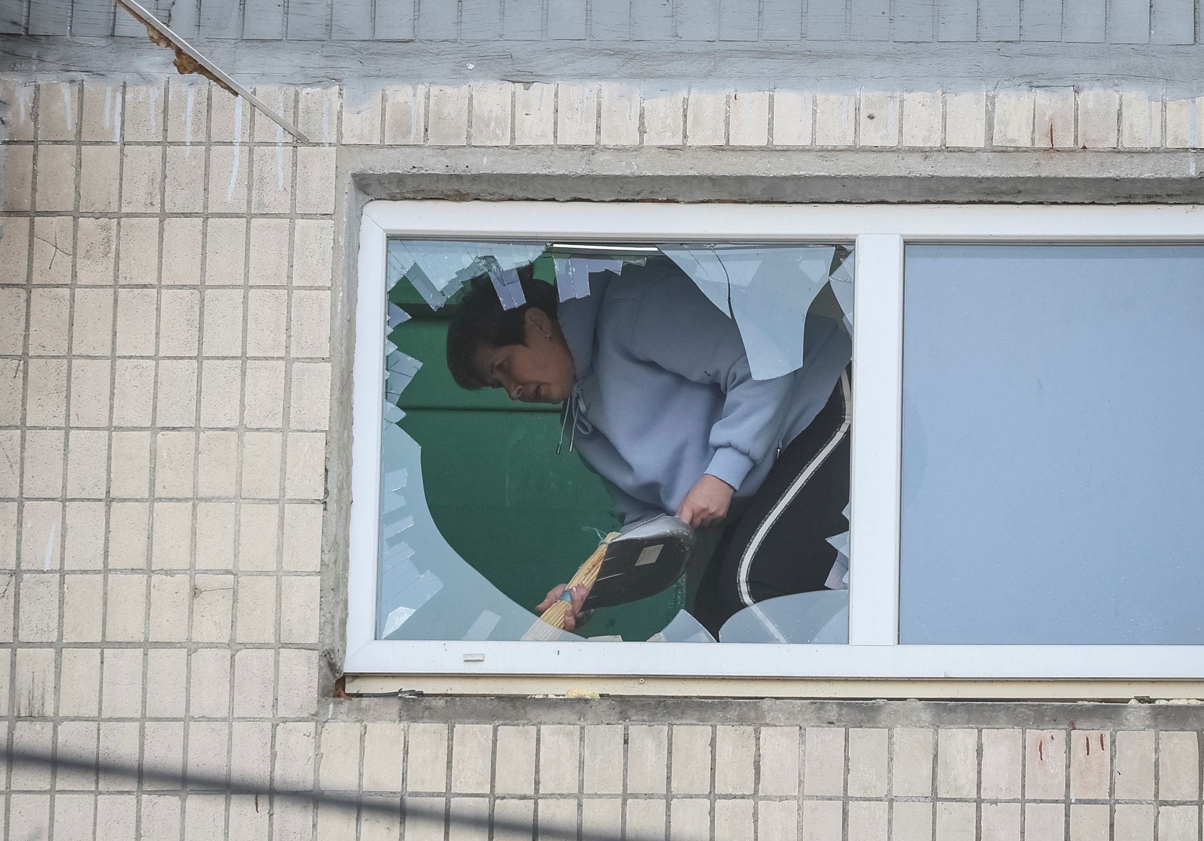 شکسته شدن شیشه یک واحد مسکونی در کی‌یف در حمله پهپادی ارتش روسیه، سوم فروردین