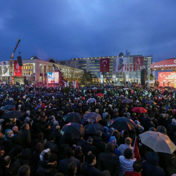 معترضان به حکم زندان شهردار استانبول، در این شهر تظاهراتی گسترده برگزار کردند