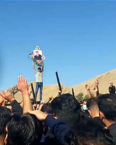 تدفین و قیام در سمیرم، مهاباد، بوکان و ایذه؛ مادر کیان پیرفلک جمهوری اسلامی را قاتل خواند