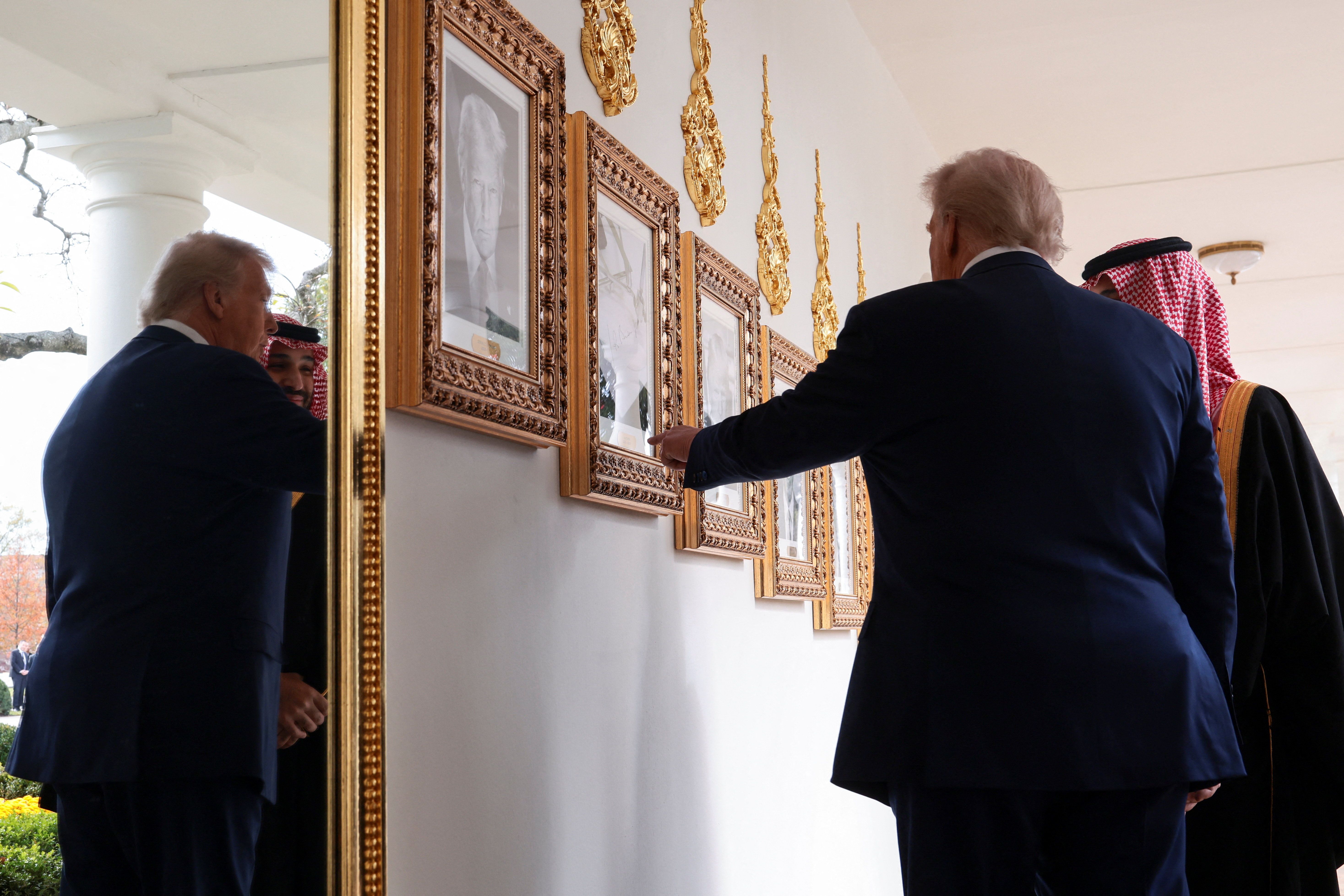 ترامپ تصویر بایدن با دستگاه امضای خودکار را به ولیعهد عربستان سعودی نشان داد