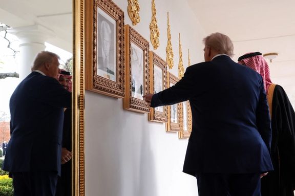 ترامپ تصویر بایدن با دستگاه امضای خودکار را به ولیعهد عربستان سعودی نشان داد