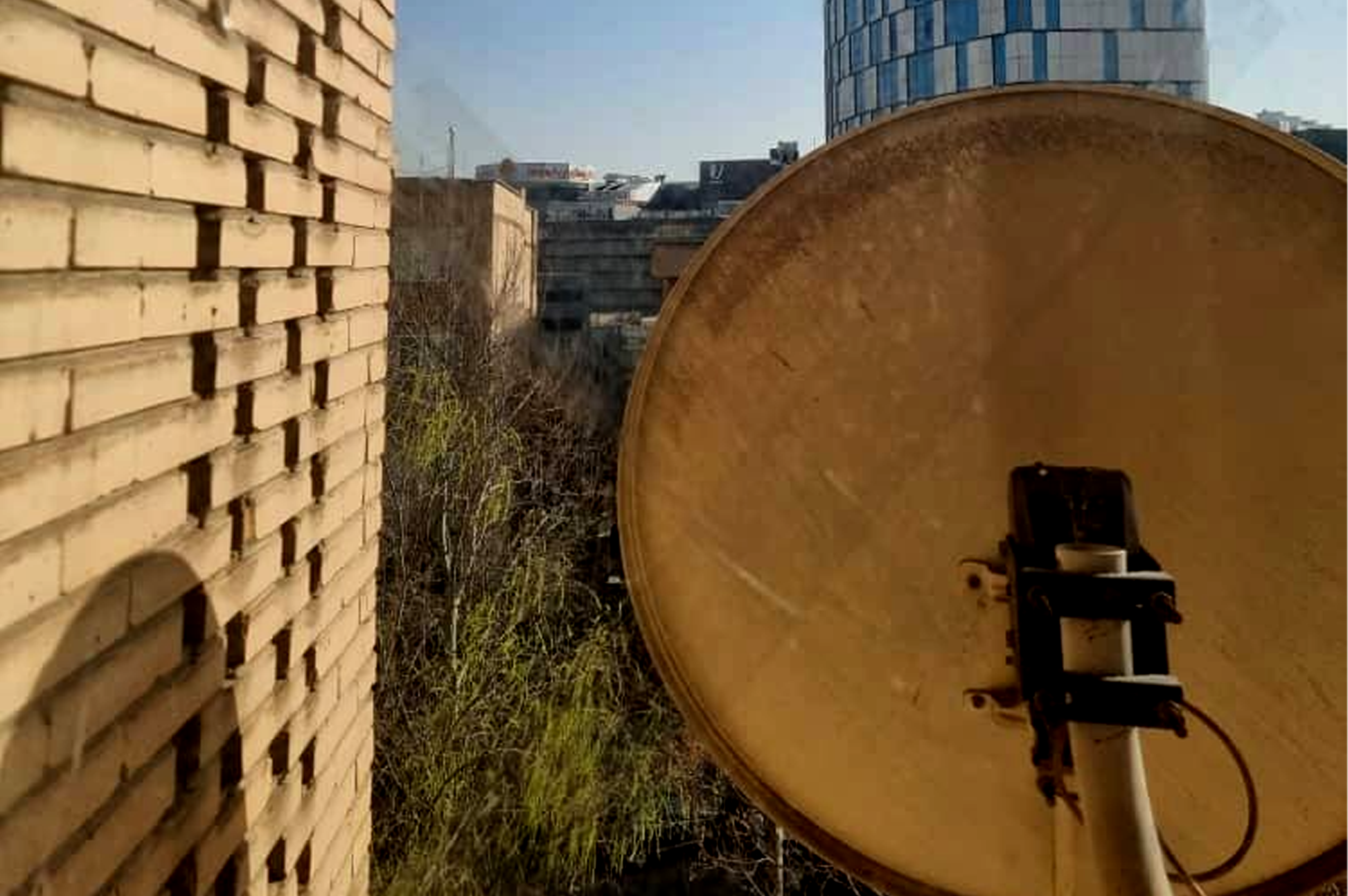 إيرانيون يُحصّنون نوافذ منازلهم بالأشرطة اللاصقة استعدادًا للحرب