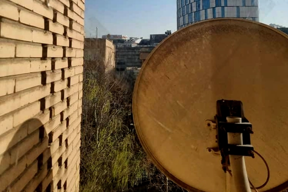 إيرانيون يُحصّنون نوافذ منازلهم بالأشرطة اللاصقة استعدادًا للحرب