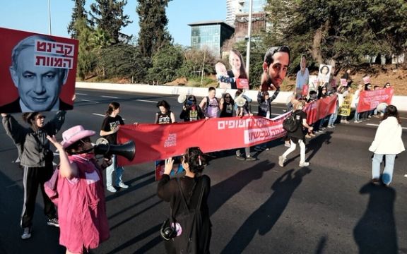 معترضان خواستار توافق آزادی گروگانها، روز ۱۵ آبان بزرگراهی را در تلآویو مسدود کردند