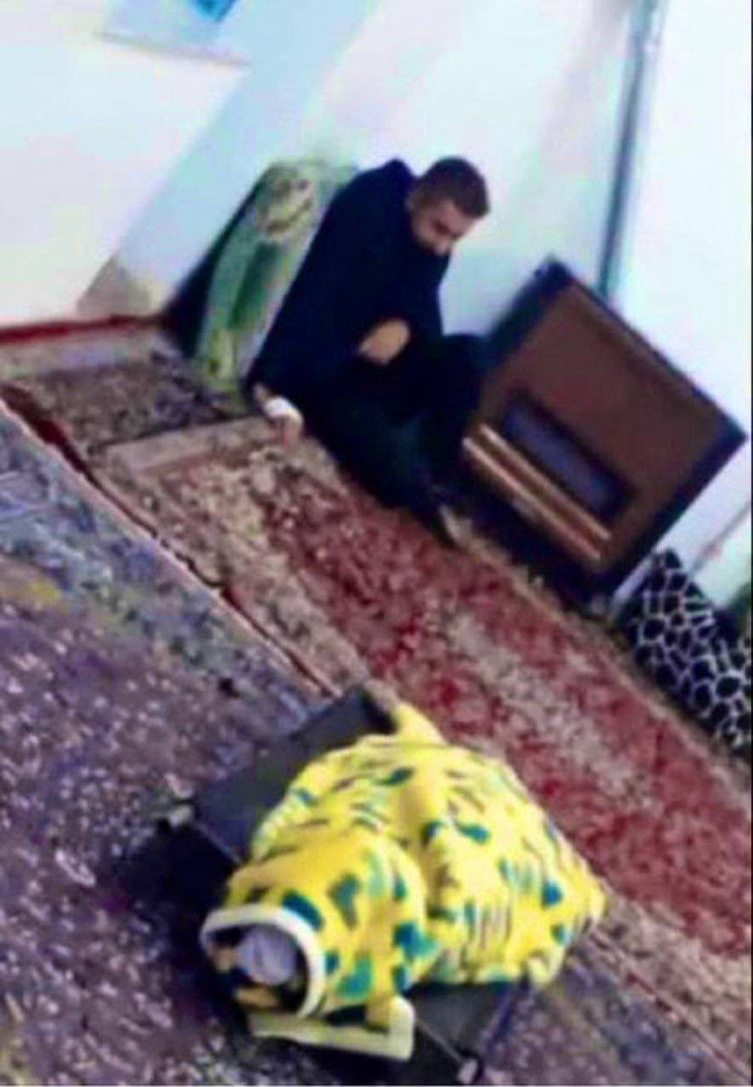 شهریار محمدی در کنار پیکر دوستش محمد حسن‌زاده