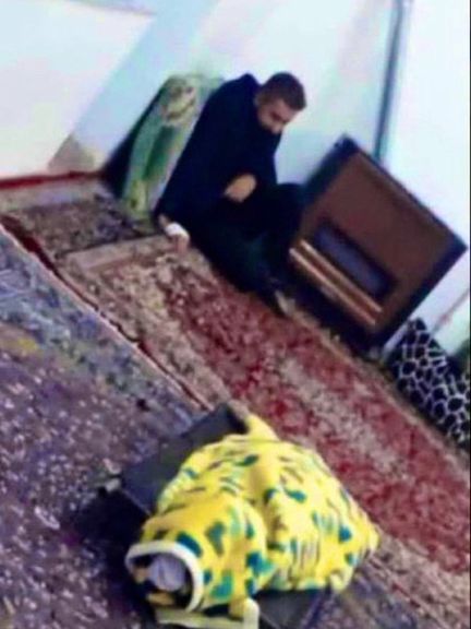 شهریار محمدی در کنار پیکر دوستش محمد حسنزاده