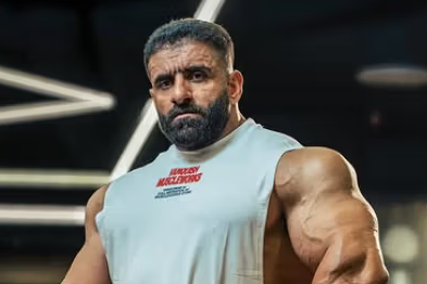 هادی چوپان درباره رقص و شادی تلویزیونی همزمان با قتلعام مردم ایران: عذرخواهم