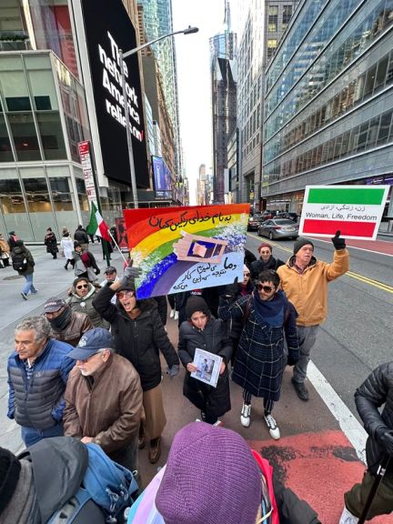 حمل ماکت قایق روباتیک کیان پیرفلک در تظاهرات نیویورک