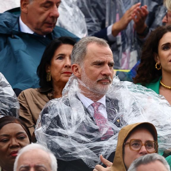 پادشاه اسپانیا و شاهزاده موناکو پیچیده در بارانی در افتتاحیه المپیک پاریس