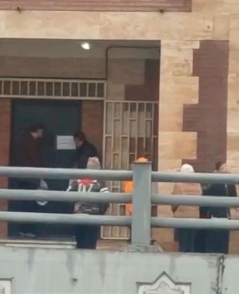 مع انتشار موجة إضراب في السجون.. عائلات معتقلي الاحتجاجات الإيرانية يتجمعون أمام سجن كجويي