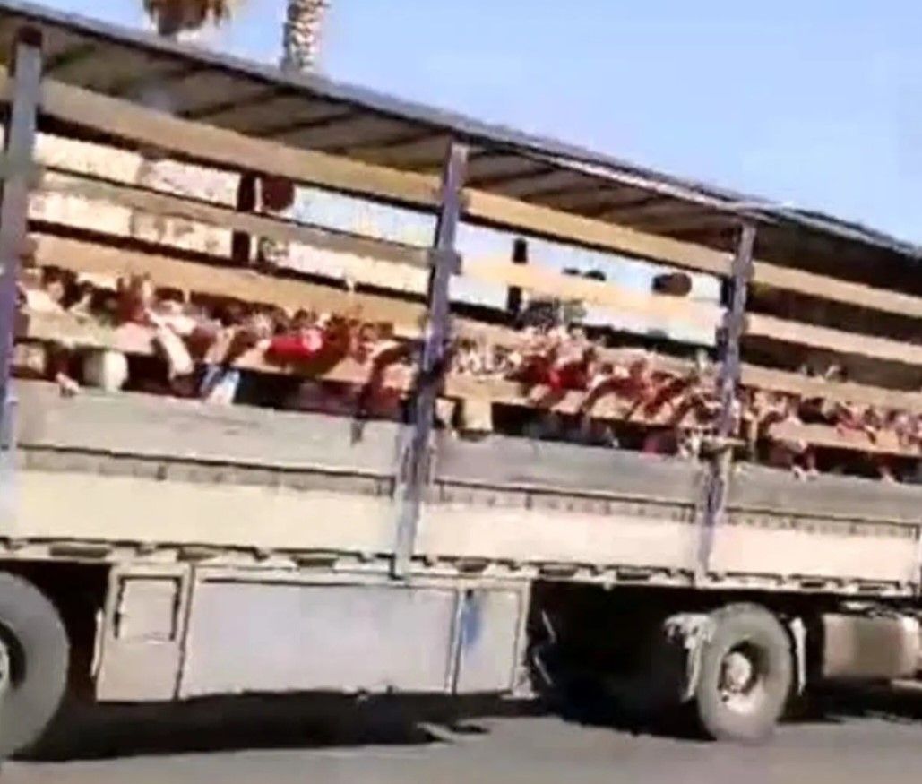 آموزش و پرورش جهرم از حمل‌ونقل دانش‌آموزان با کامیون «حمل دام» ابراز تاسف کرد