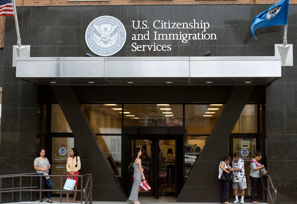 مدیریت خدمات مهاجرت آمریکا تصمیم‌گیری در مورد همه پرونده‌های پناهندگی را متوقف کرد