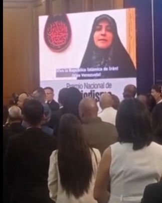 رییس جمهوری ونزوئلا به مجری شبکه خبر جایزه داد