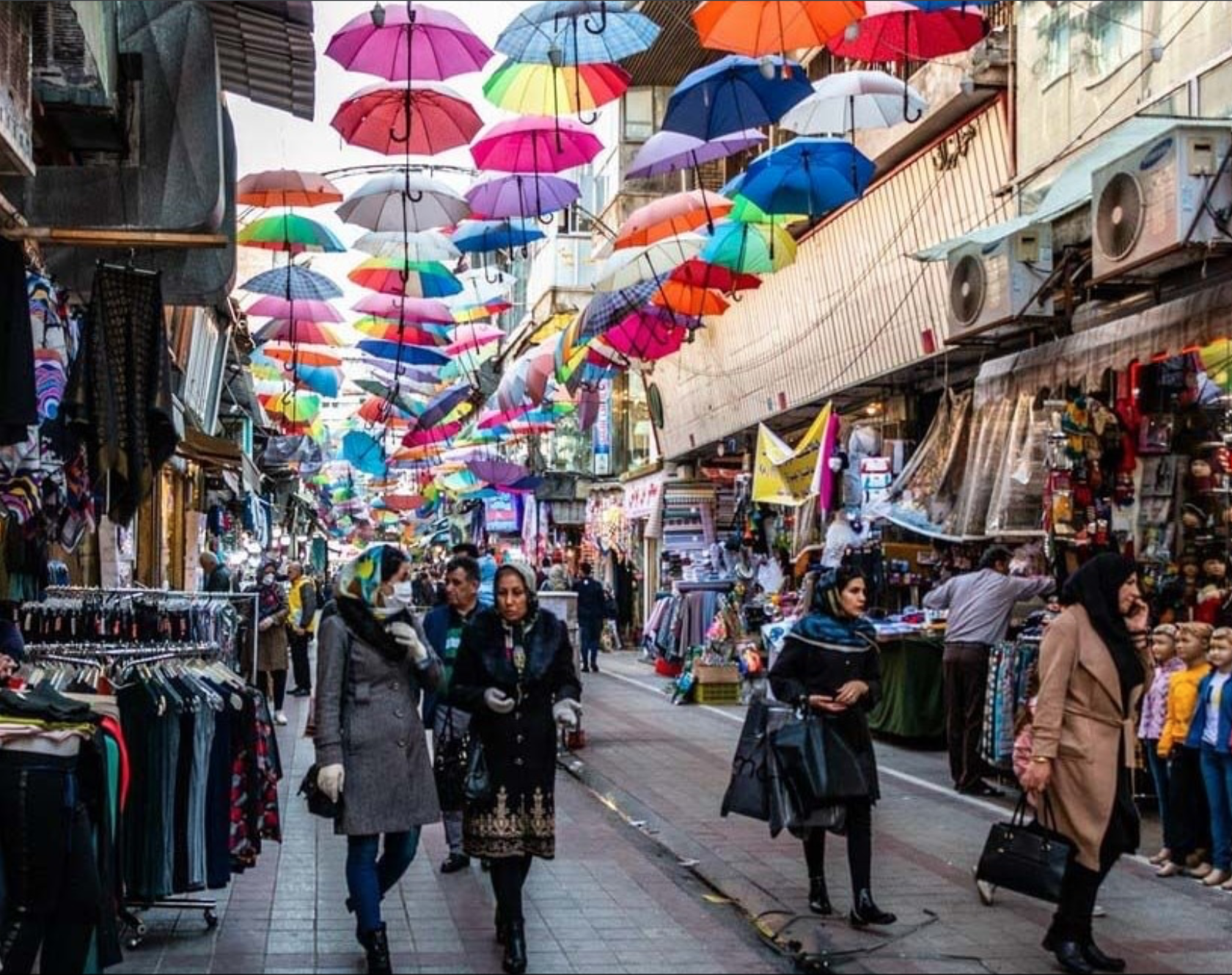 وزارة الإرشاد الإيرانية تمنع استخدام أسماء محلية للمحال التجارية في طهران