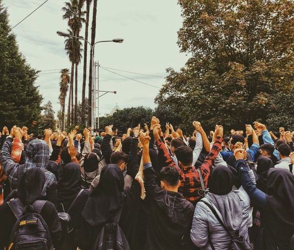 12 ناشطا سياسيا للنظام الإيراني: أي إجراء في ذكرى الانتفاضة سيكون شرارة تشعل "بارود الغضب"