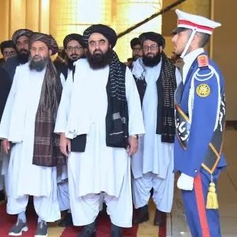 "التلغراف": طالبان تعتزم تسليم 3 أفغان متهمين بالتجسس لصالح بريطانيا إلى إيران