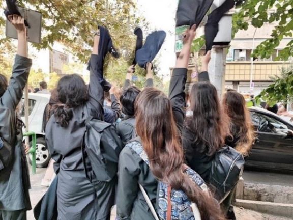 چگونه حجاب اجباری به مساله بزرگ انتخابات در ایران تبدیل شد