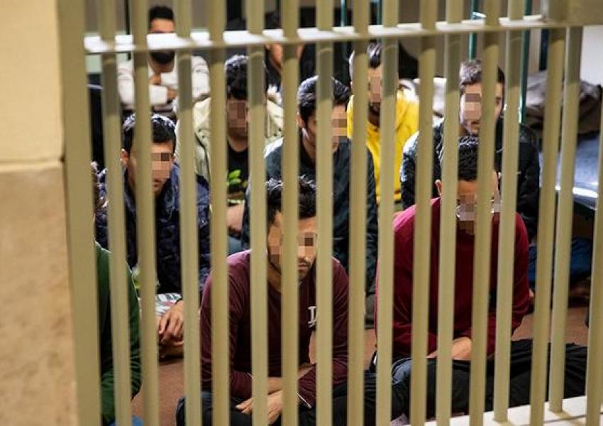 سجناء سياسيون في إيران: حل الأوضاع الراهنة يكمن في إعادة السلطة إلى الشعب