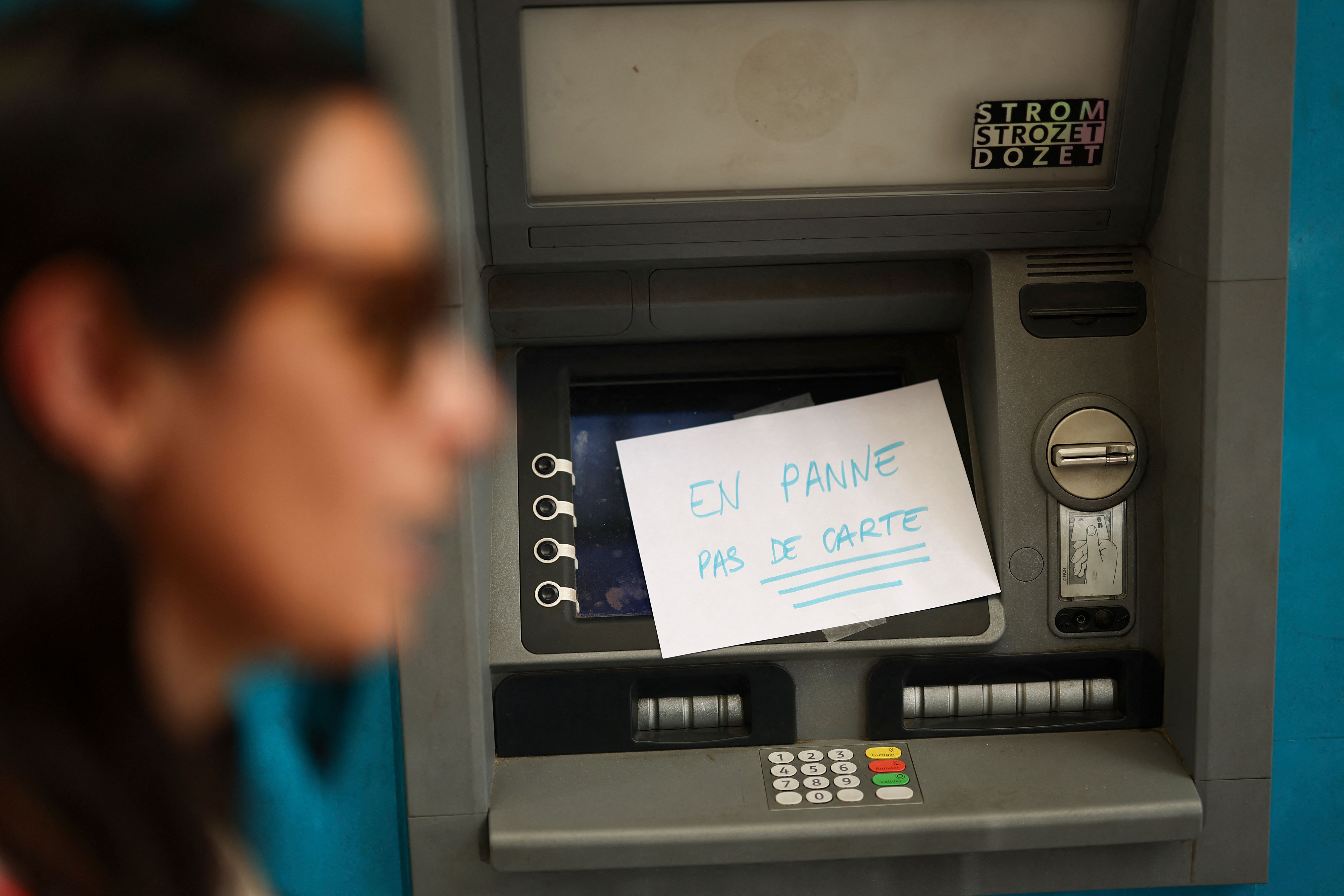 از کار افتادن یک دستگاه‌ خودپرداز در پی قطعی برق، کن فرانسه، سوم خرداد