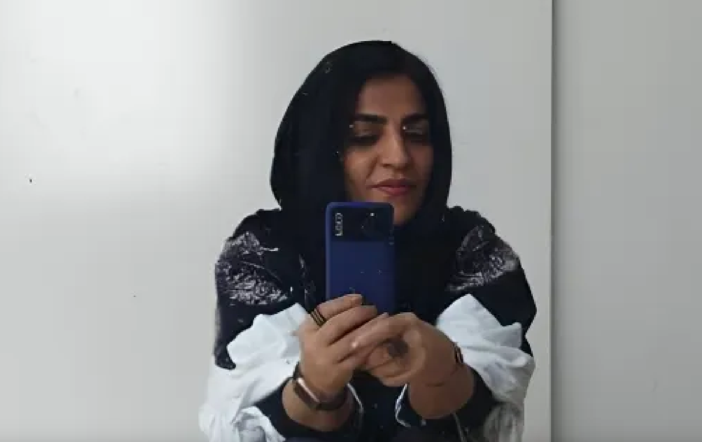 مهناز خزایی، زندانی سیاسی پیشین، خبر درگذشت خود را تکذیب کرد