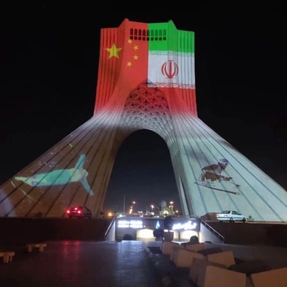 إضاءة ساحة "آزادي" بصورة العلم الصيني.. ونشطاء: رمز لتحويل إيران إلى "مستعمرة" للصين