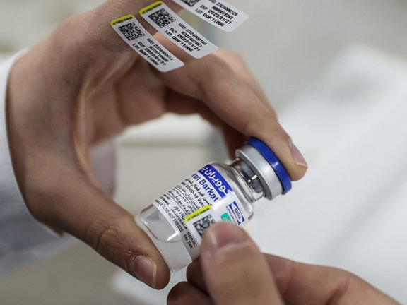 مقام ستاد اجرایی فرمان امام: برچسب اصالت واکسن برکت به شکل دستی چسبانده میشود