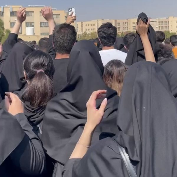 الإضرابات ومقاطعة المحاضرات تتواصل في الجامعات الإيرانية.. احتجاجا على طرد الطلاب وخطفهم