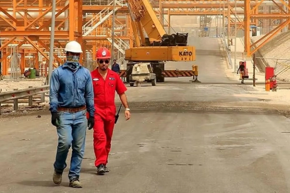 عمال صناعة النفط يتظاهرون أمام مقر الرئاسة في طهران احتجاجًا على عدم تنفيذ مطالبهم