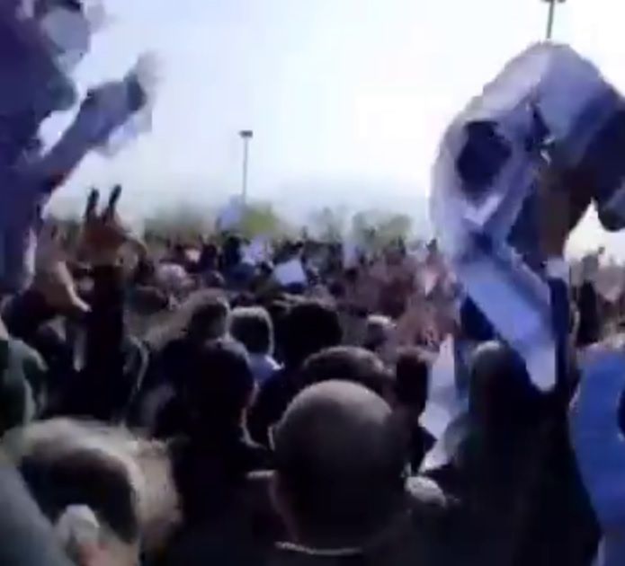 الذكرى الأربعين لمقتل مهسا أميني والمشاركون يرددون شعارات مناهضة للنظام الإيراني