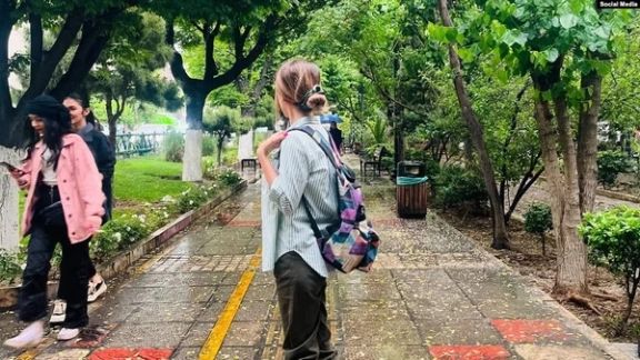 An Iranian woman defying mandatory hijab in public