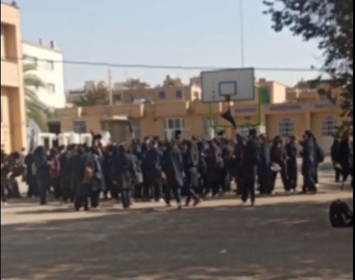 الاحتجاجات الطلابية تتزايد في مختلف المدن الإيرانية.. والطالبات يمزقن صور خميني وخامنئي