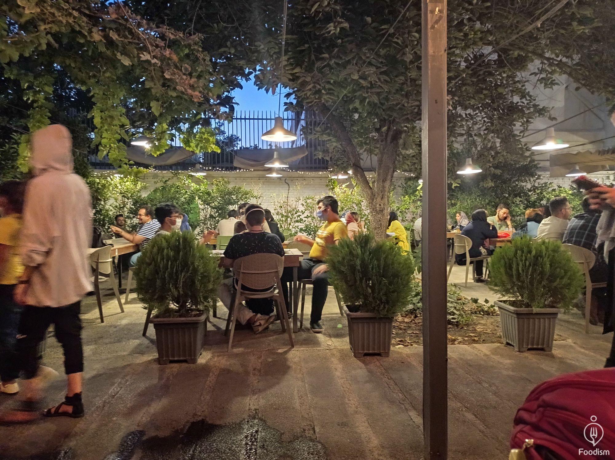 إغلاق مقاهي شيراز وسط إيران.. وتوسيع "دوريات الإرشاد" لإجبار النساء على الحجاب