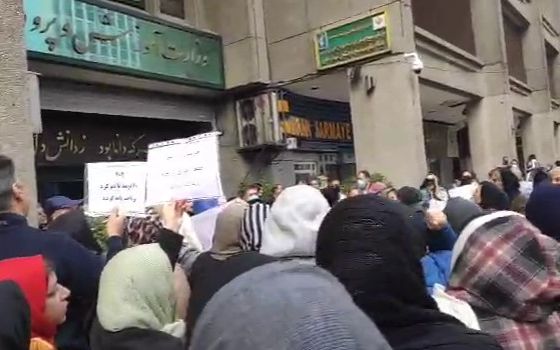 حمله نیروهای امنیتی به تجمع بازنشستگان فرهنگی مقابل وزارت آموزش و پرورش