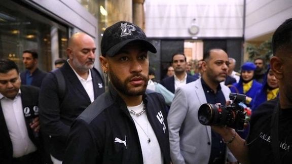 برای بازی در زمینی که تصاویرش را باور نمیکند؛ نیمار به همراه کاروان الهلال به تهران رسید