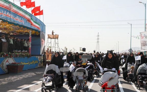 استفاده ابزاری نیروهای مسلح جمهوری اسلامی از کودکان با شعار «جهاد فرزندآوری» در مراسم رژه