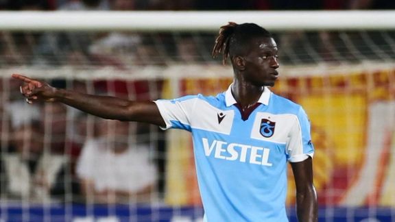 اتفاق کمسابقه در فوتبال اروپا؛ بازیکن پیشین بارسلونا، برادر دوقلویش را به مسابقات فرستاده