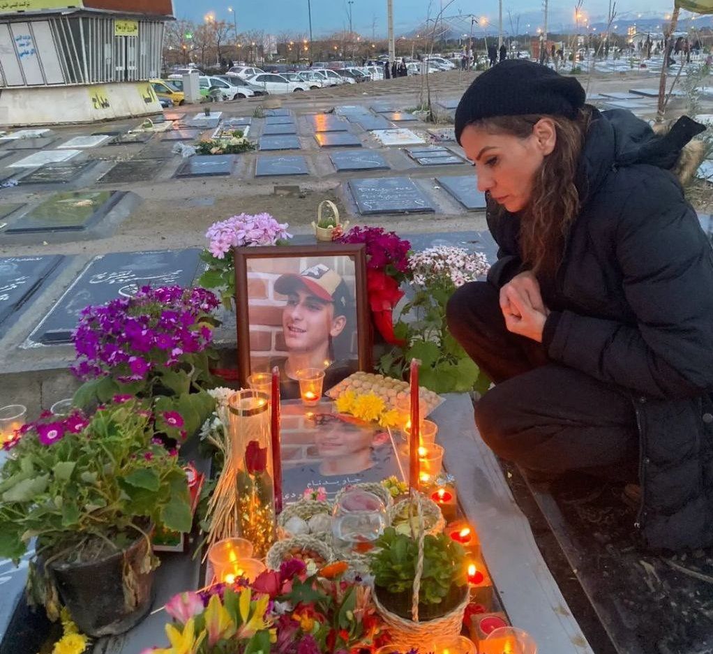 لیلی مهدوی بر سر مزار فرزندش سیاوش محمودی