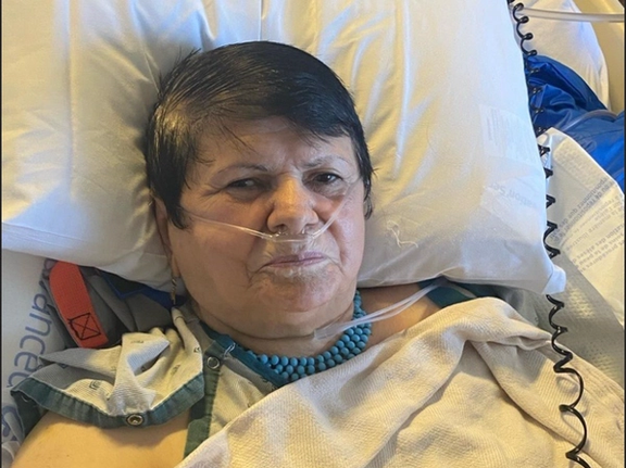 مادر اکبر محمدی، زندانی سیاسی جانباخته: مردم در شعبدهبازی انتخاباتی خامنهای حضور نیابند