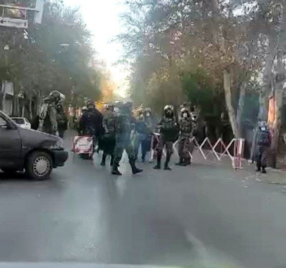 أحكام عرفية وسط إيران.. وتقارير عن أجواء أمنية.. وضعف الإنترنت