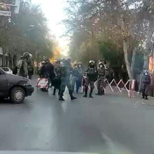 أحكام عرفية وسط إيران.. وتقارير عن أجواء أمنية.. وضعف الإنترنت