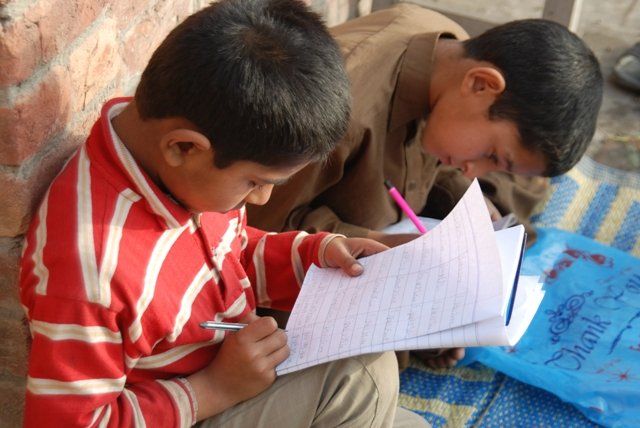 بأمر من خامنئي.. تغيير الكتب المدرسية في إيران العام المقبل